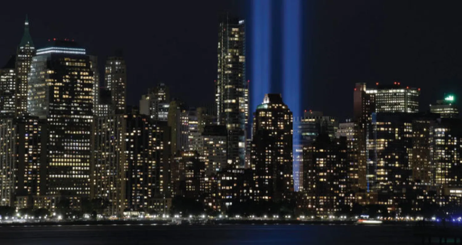 علامتان ضوئيتان مكان برجي مركز التجارة العالمية في نيويورك خلال الاحتفال بذكرى مرور 16 سنة على هجمات 11 سبتمبر 2001 (إ.ب.أ)