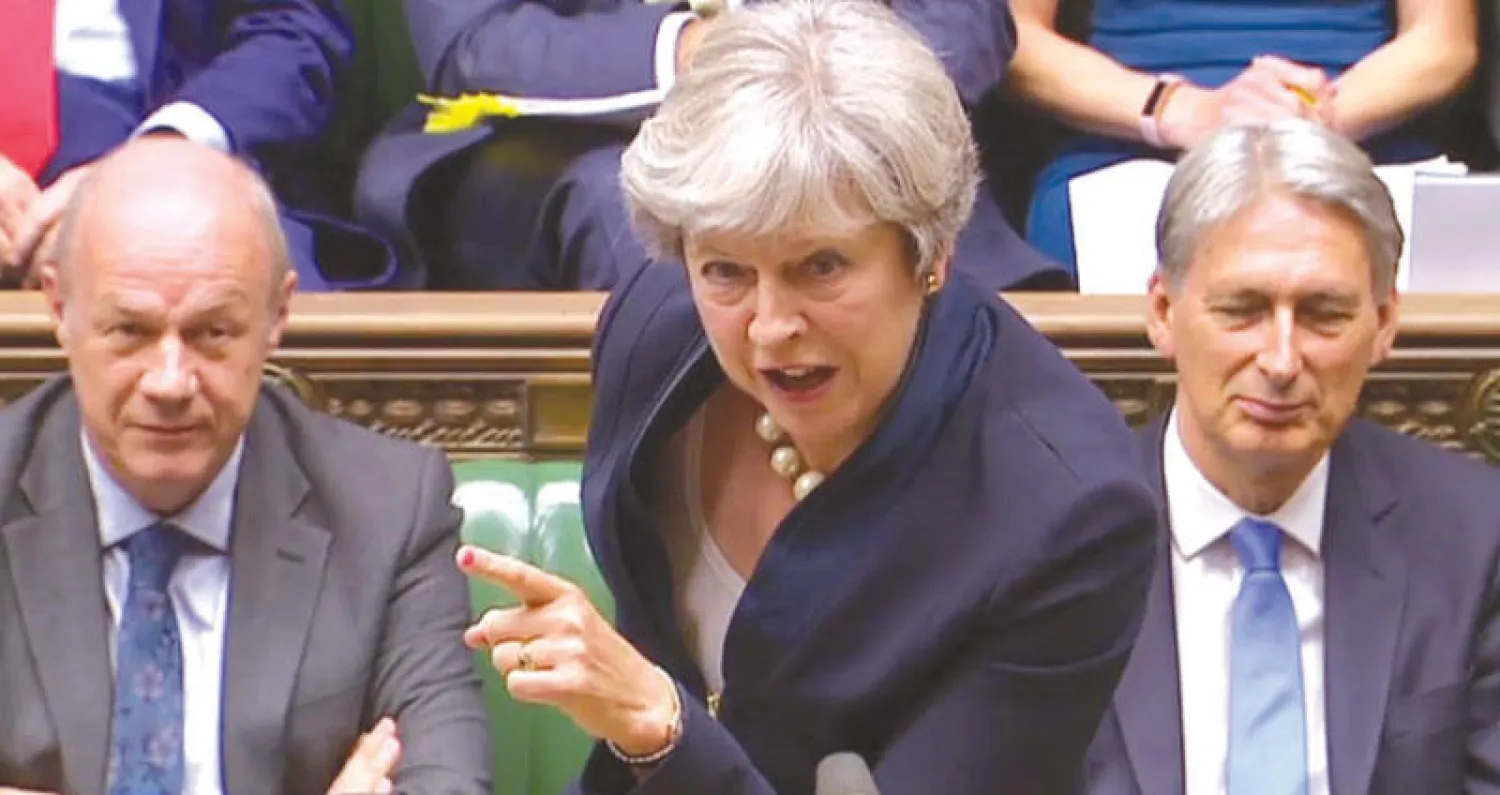تريزا ماي نجحت أمس بتمرير مشروع قرار «بريكست» وسط تكهنات بشأن ظهور منافسين محتملين لقيادة المحافظين (أ.ف.ب)