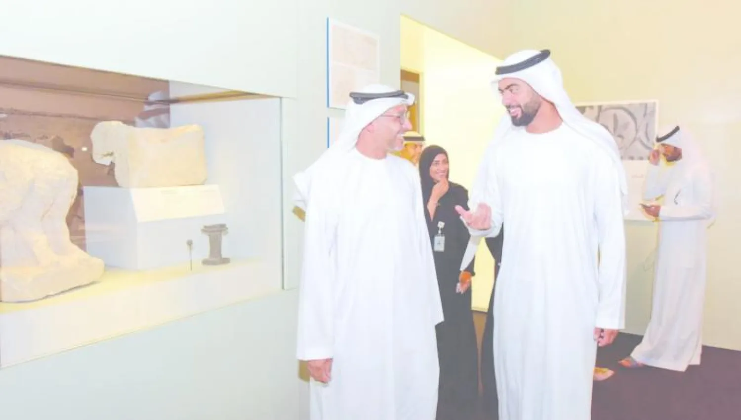 سيف غباش مدير عام هيئة أبوظبي مع يوسف العبيدل خلال الافتتاح