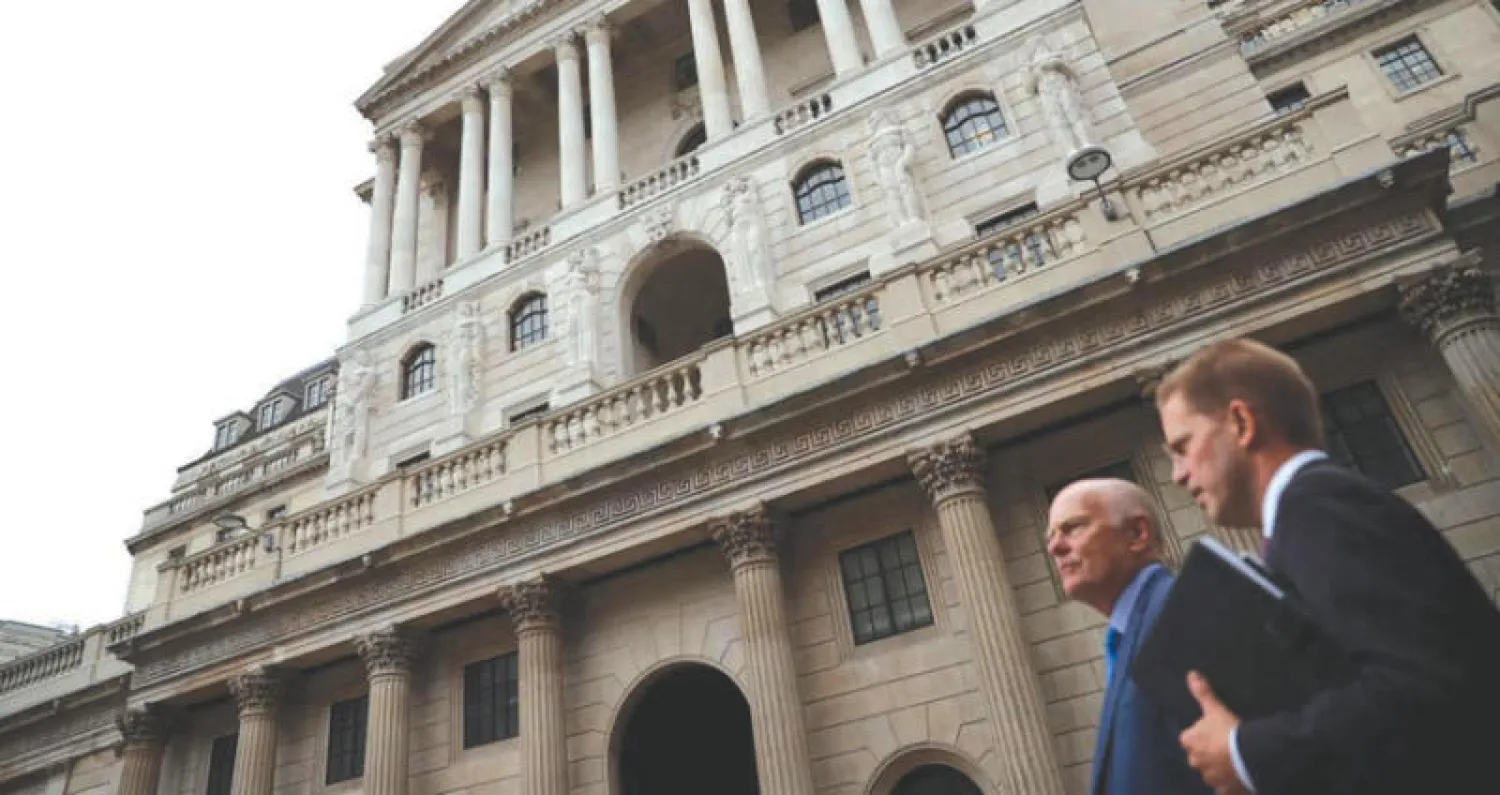 يجتمع صانعو السياسات المالية في بنك إنجلترا غدا الخميس مع توقعات بالإبقاء على سعر الفائدة (رويترز)