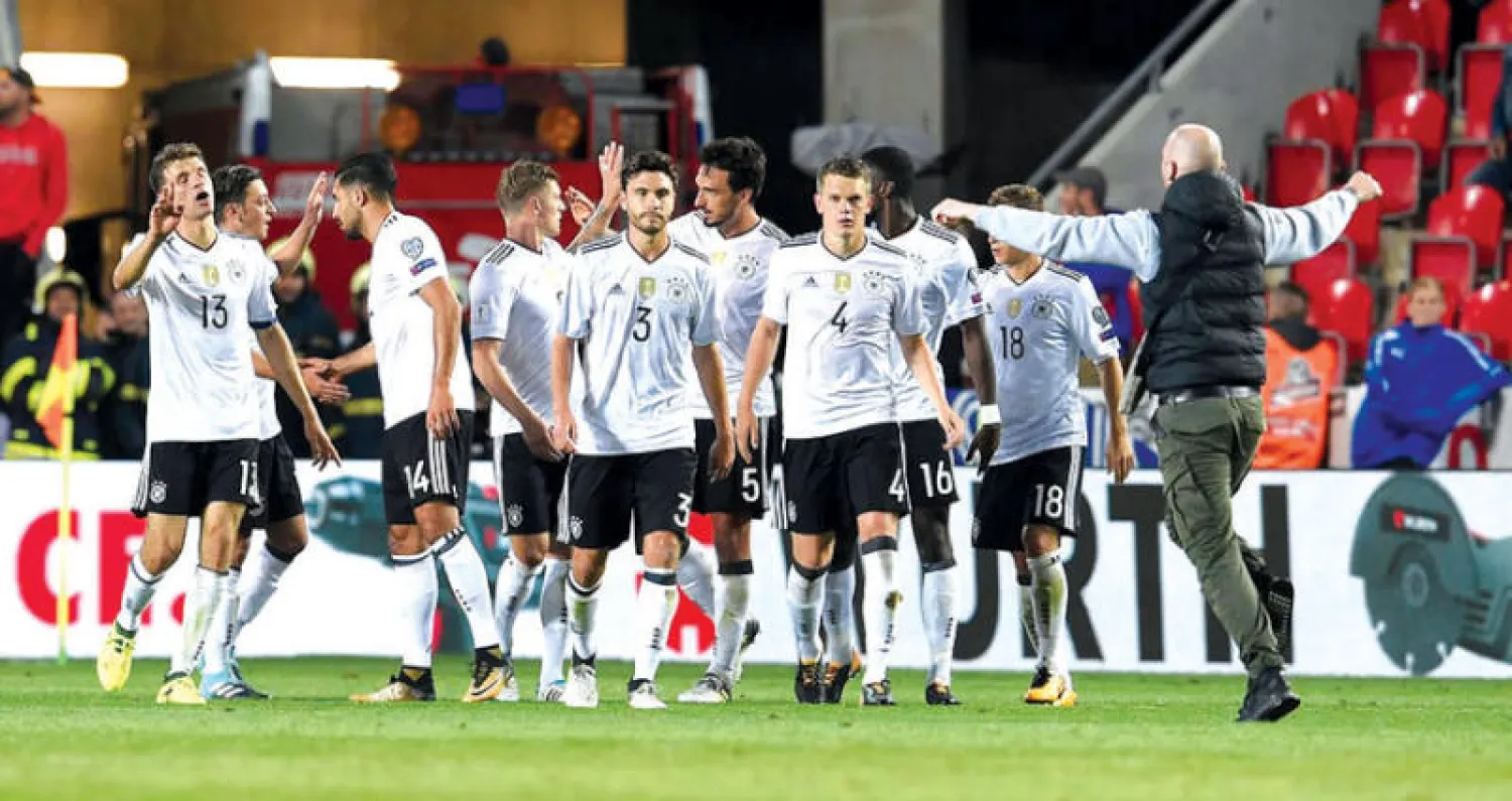 لاعبو ألمانيا يحاولون إبعاد أحد مشجعيهم خلال المباراة أمام جمهورية التشيك