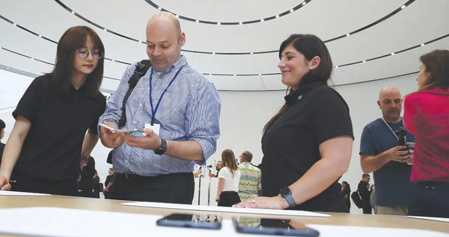 جانب من فعالية طرح هاتف آيفون الجديد في الولايات المتحدة أمس (أ.ف.ب)