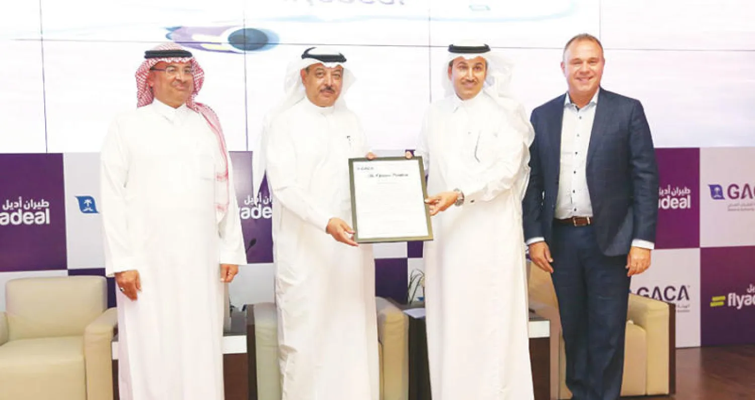 عبد الحكيم التميمي رئيس هيئة الطيران المدني لدى تسلمه رخصة المشغل الجوي لطيران «أديل» إلى صالح الجاسر مدير عام «السعودية»... ويبدو غسان الشبل رئيس مجلس الخطوط السعودية والرئيس التنفيذي لـ«أديل» كون كورفياتس (واس)