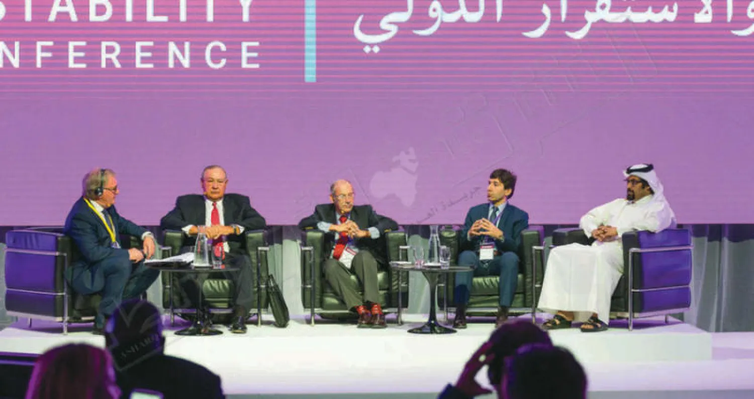 المعارض القطري خالد الهيل (يمين) والسياسي الأميركي السابق دوف زخاييم (في الوسط) وبجانبه الجنرال شارلز وولد خلال المؤتمر في لندن أمس (تصوير: جيمس حنا)