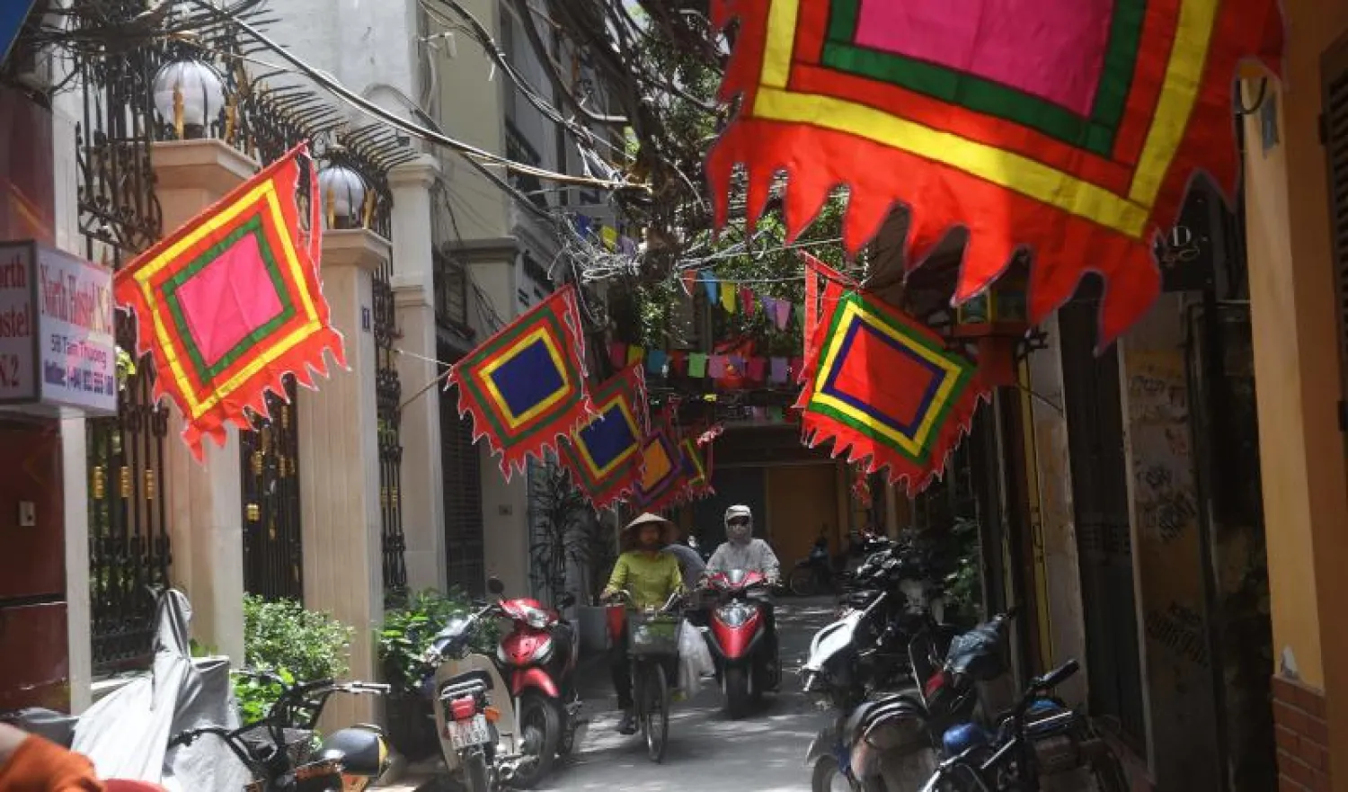 العاصمة هانوي تستعد للإعصار (أ.ف.ب)