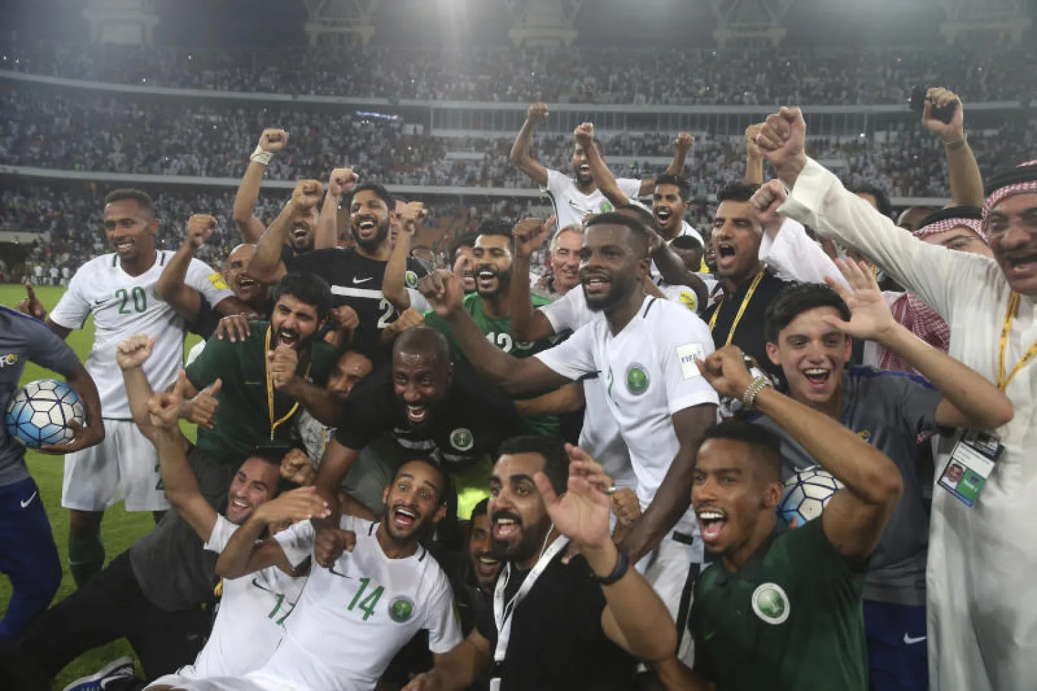 لاعبو المنتخب السعودي يحتفلون بالتأهل إلى مونديال روسيا 2018 بعد الفوز على اليابان في جدة (أ.ب)