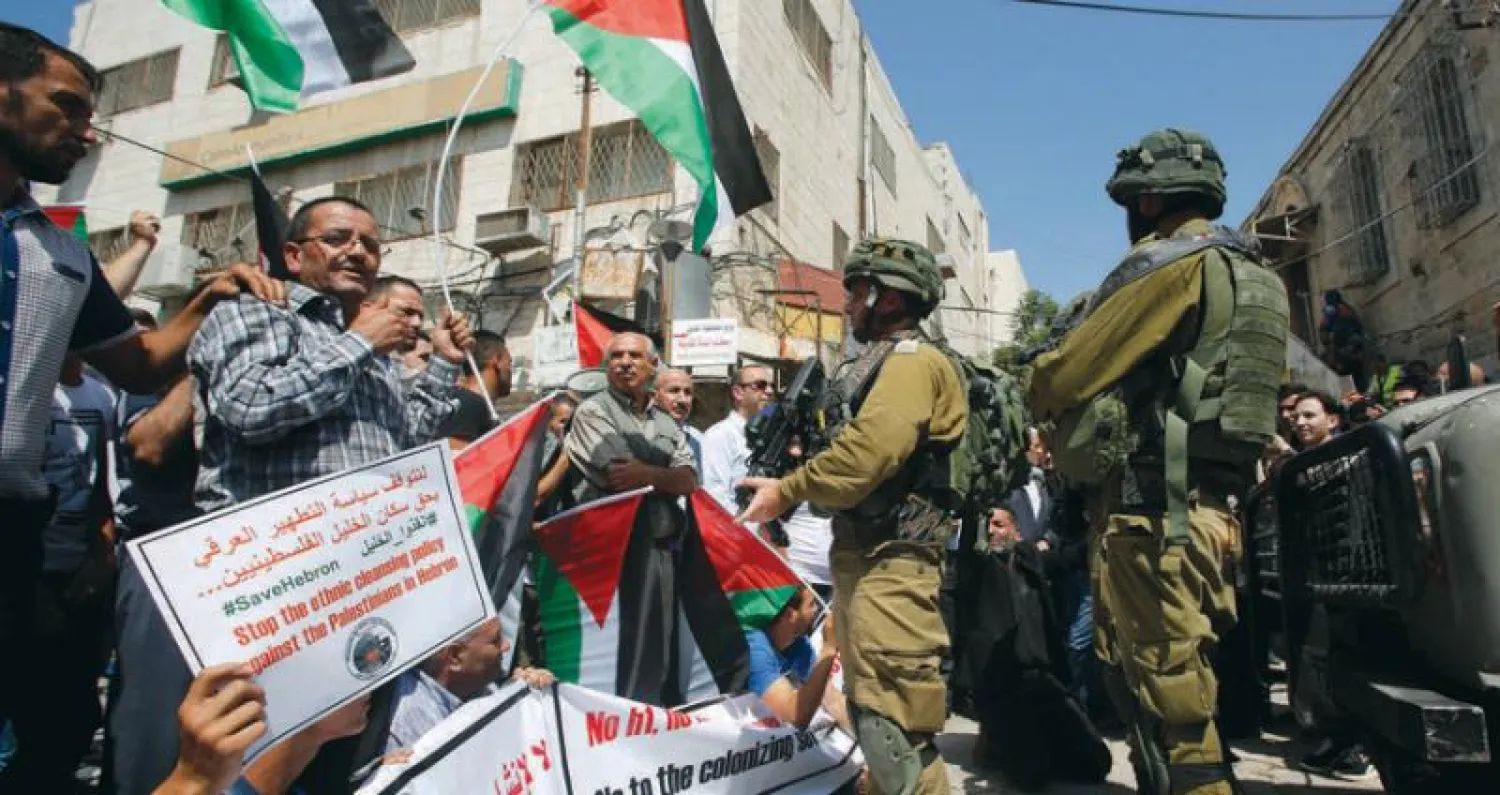 فلسطينيون لدى تظاهرهم في الضفة الغربية أمس (رويترز)