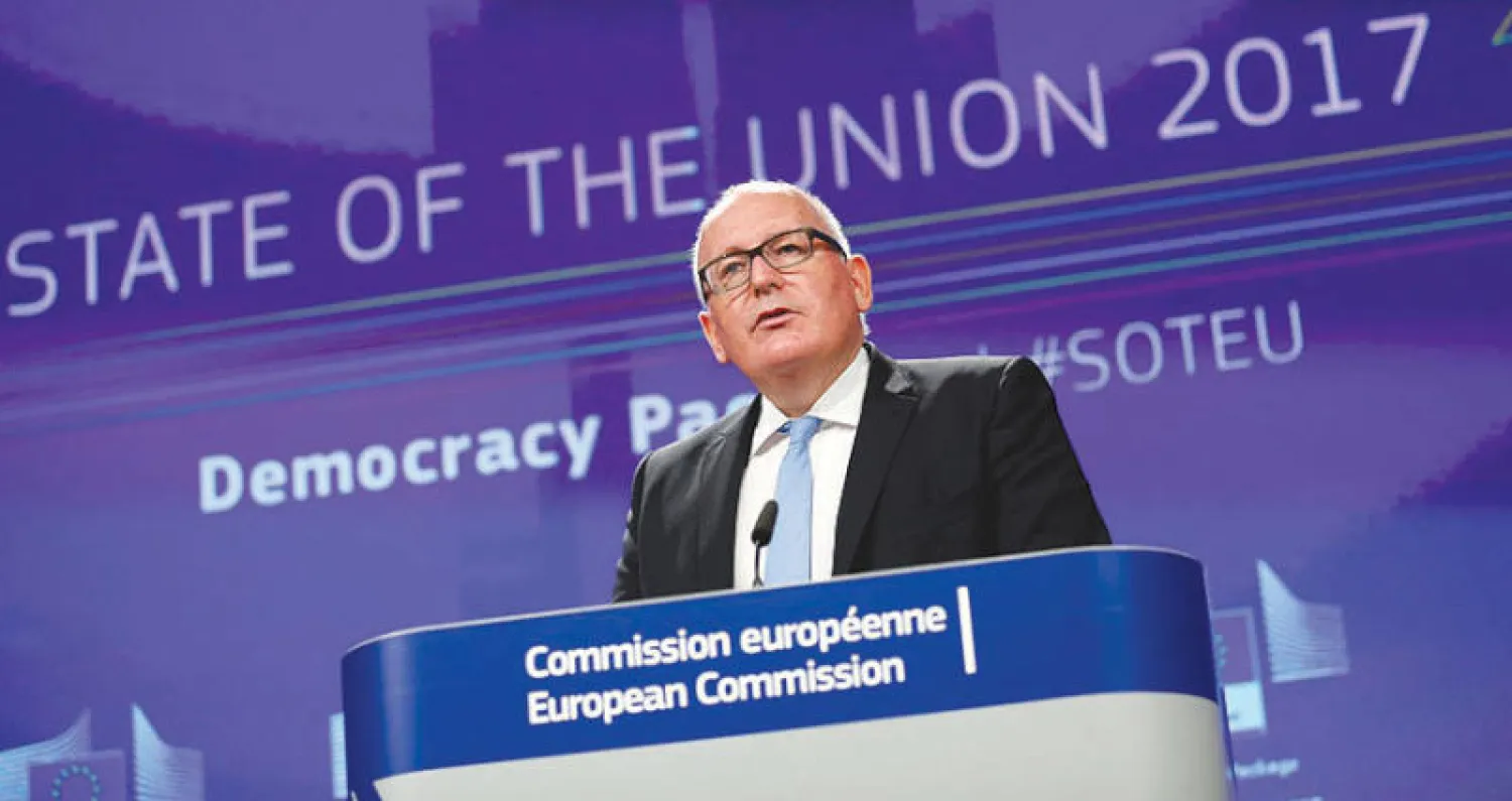 النائب الأول لرئيس المفوضية الأوروبية فرانس تيرمانز يلقي كلمته في بروكسل أمس (رويترز)