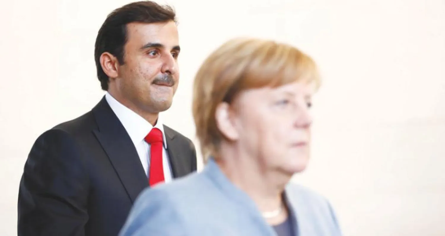 انغيلا ميركل خلال لقائها الشيخ تميم في برلين امس (رويترز)