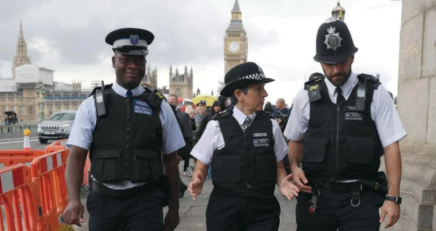 كريسيدا ديك رئيسة اسكوتلنديارد في جولة مع كبار ضباط شرطة العاصمة البريطانية قرب مقر مجلس العموم أمس  (رويترز)