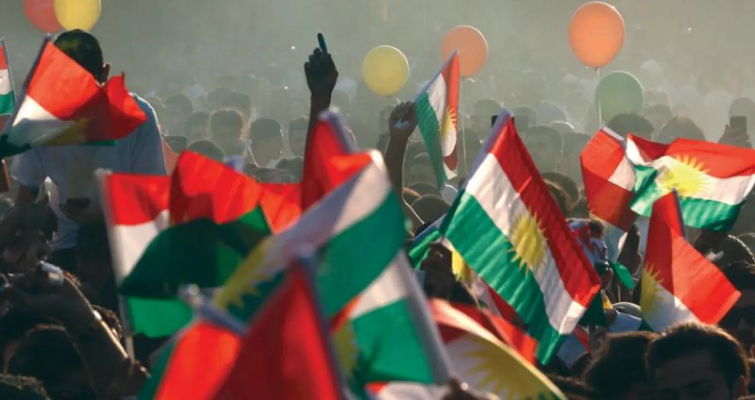 تجمع دعماً للاستفتاء في أربيل مساء أول من أمس (أ.ف.ب)