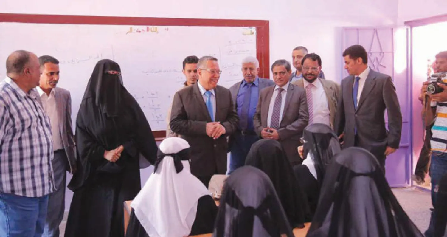 رئيس الوزراء اليمني لدى تدشينه العام الدراسي الجديد بمدرسة في الشحر التابعة لمحافظة حضرموت أمس (سبأ)