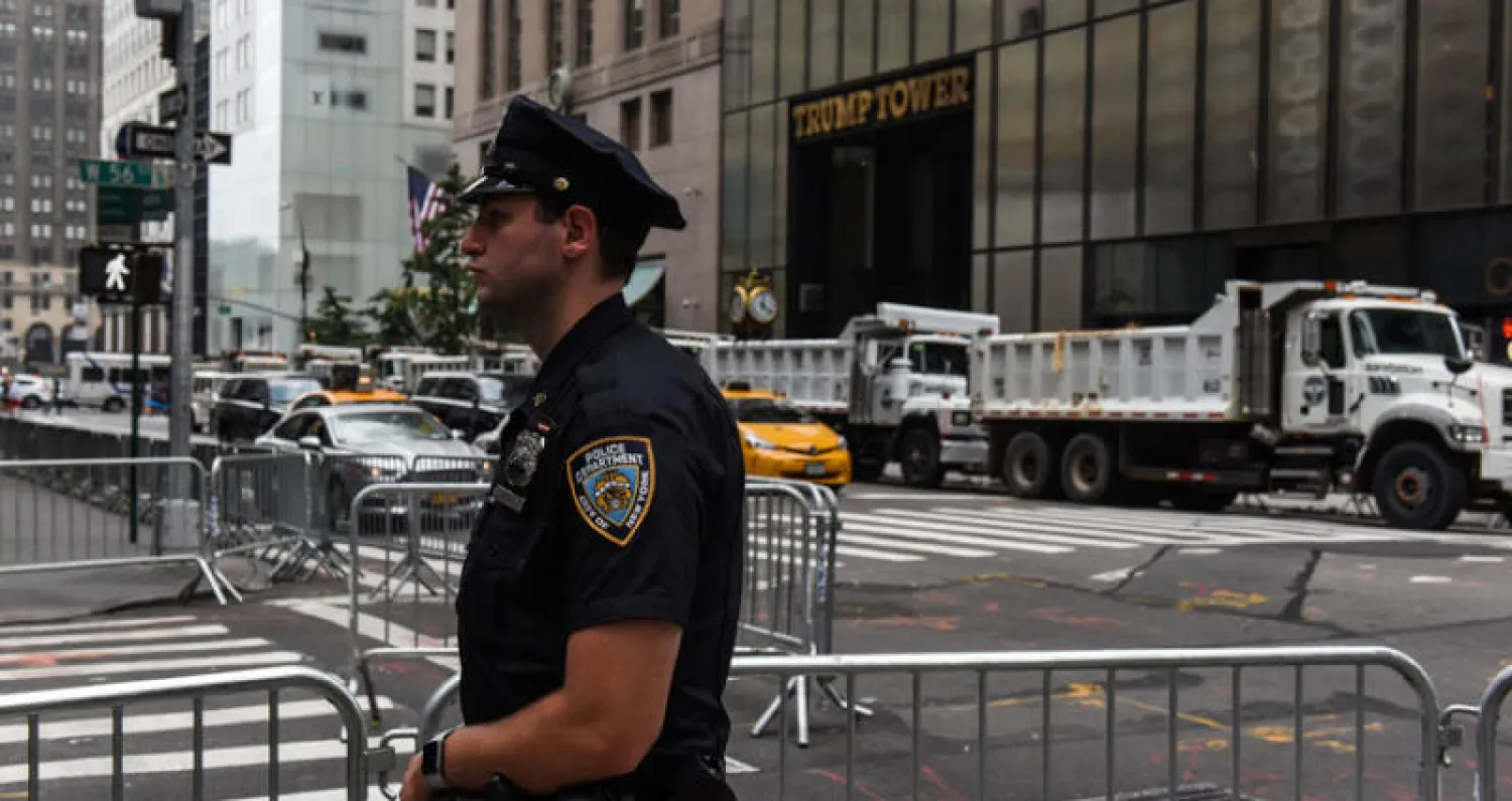 جانب من الإجراءات الأمنية لحماية برج ترمب قبل انطلاق اجتماعات الجمعية العامة للأمم المتحدة أمس (رويترز)