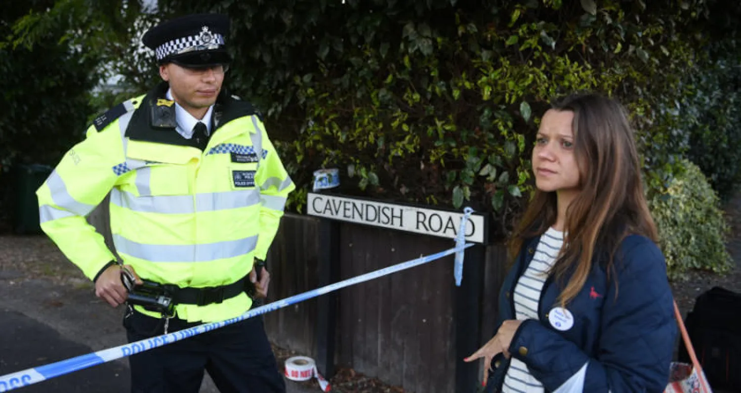 شرطي بريطاني في حي «سانبوري أون تايمز» بعد مداهمات على خلفية الهجوم الإرهابي (إ.ب.أ)