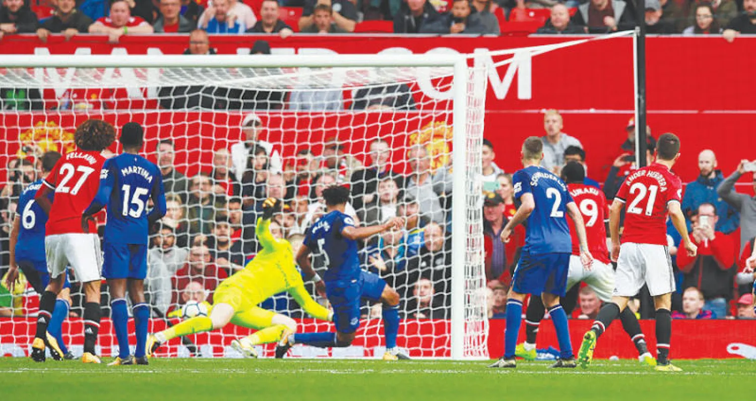 لوكاكو مهاجم يونايتد (رقم 9 يمين) يسجل في مرمى إيفرتون فريقه السابق (رويترز)