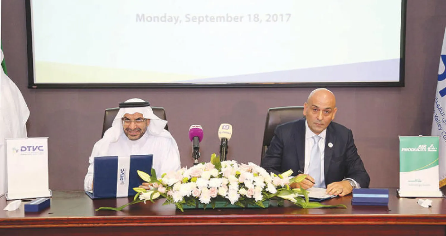 الدكتور خالد السلطان مدير جامعة الملك فهد ورئيس وادي الظهران للتقنية والدكتور سيفي القاسمي رئيس وكبير الإداريين في «إيربرودكتس» أثناء توقيع الاتفاقية أمس