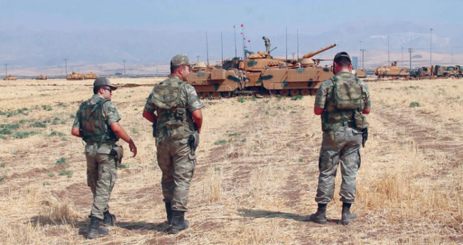 ضباط أتراك قرب الحدود مع العراق حيث نشرت دبابات أمس وسط مؤشرات على تصعيد من أنقرة حيال الاستفتاء الكردي (أ.ب)
