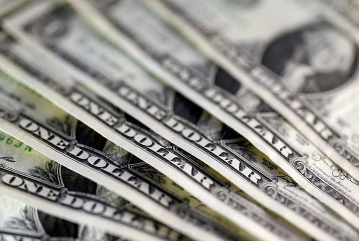 أوراق مالية فئة 100 دولار (رويترز)