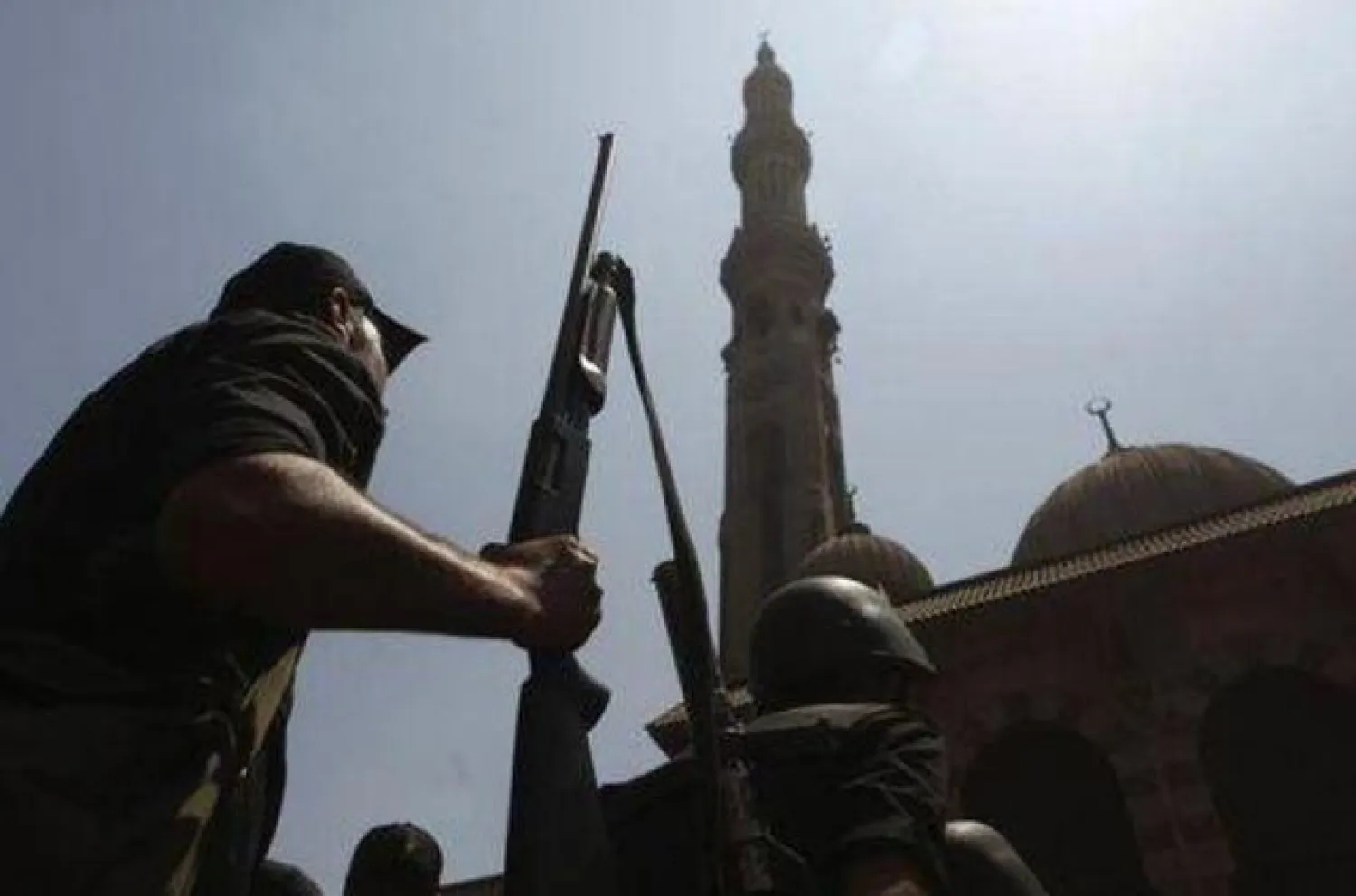 شرطيان يتخذان موقعهما أمام مسجد الفتح الذي شهد مواجهات أعقبت عزل الرئيس الأسبق محمد مرسي (رويترز)