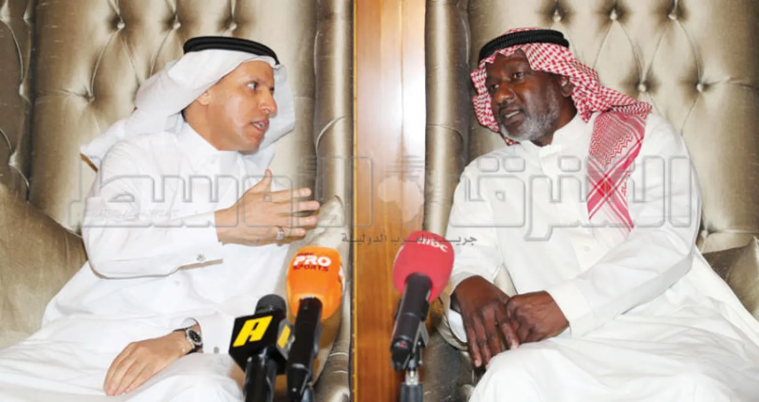 ماجد عبد الله وإلى جانبه العتيبي في حفل تكريمه (تصوير: عيسى الدبيسي)