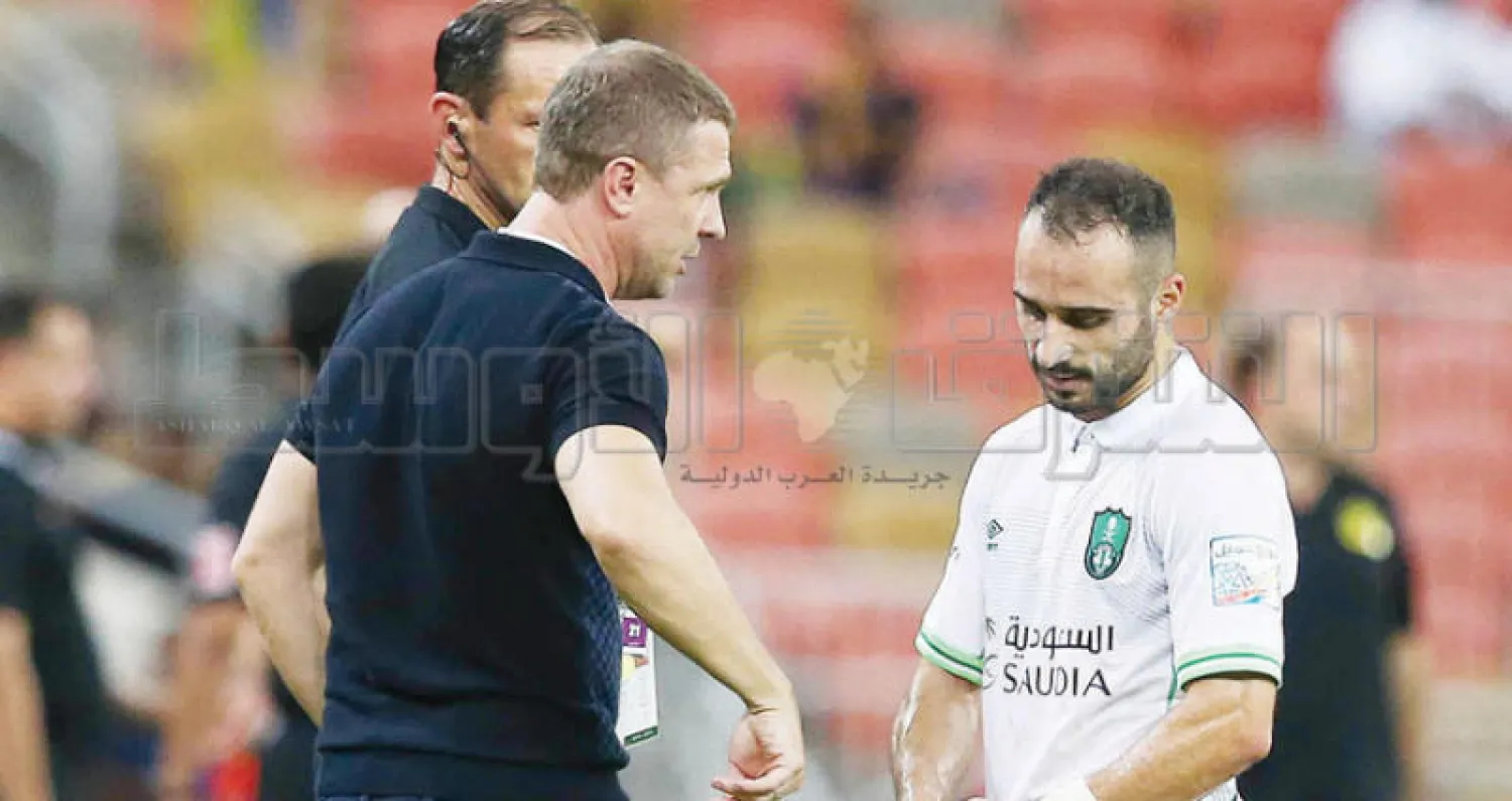 مدرب الأهلي يوجه فيتفا خلال مواجهة النصر الأخيرة (تصوير: عدنان مهدلي)