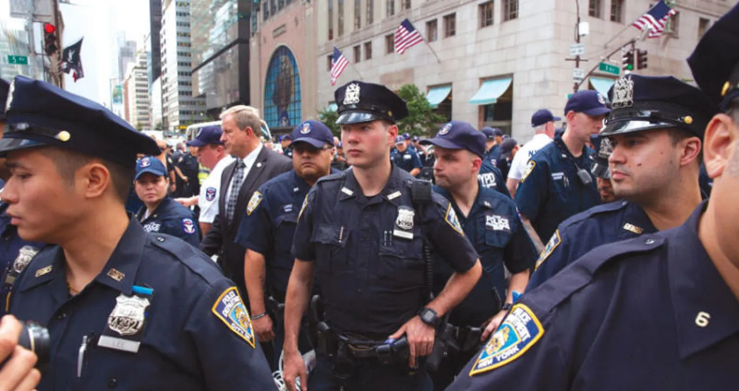 جانب من الإجراءات الأمنية بالقرب من «برج ترمب» في نيويورك أمس (أ.ف.ب)