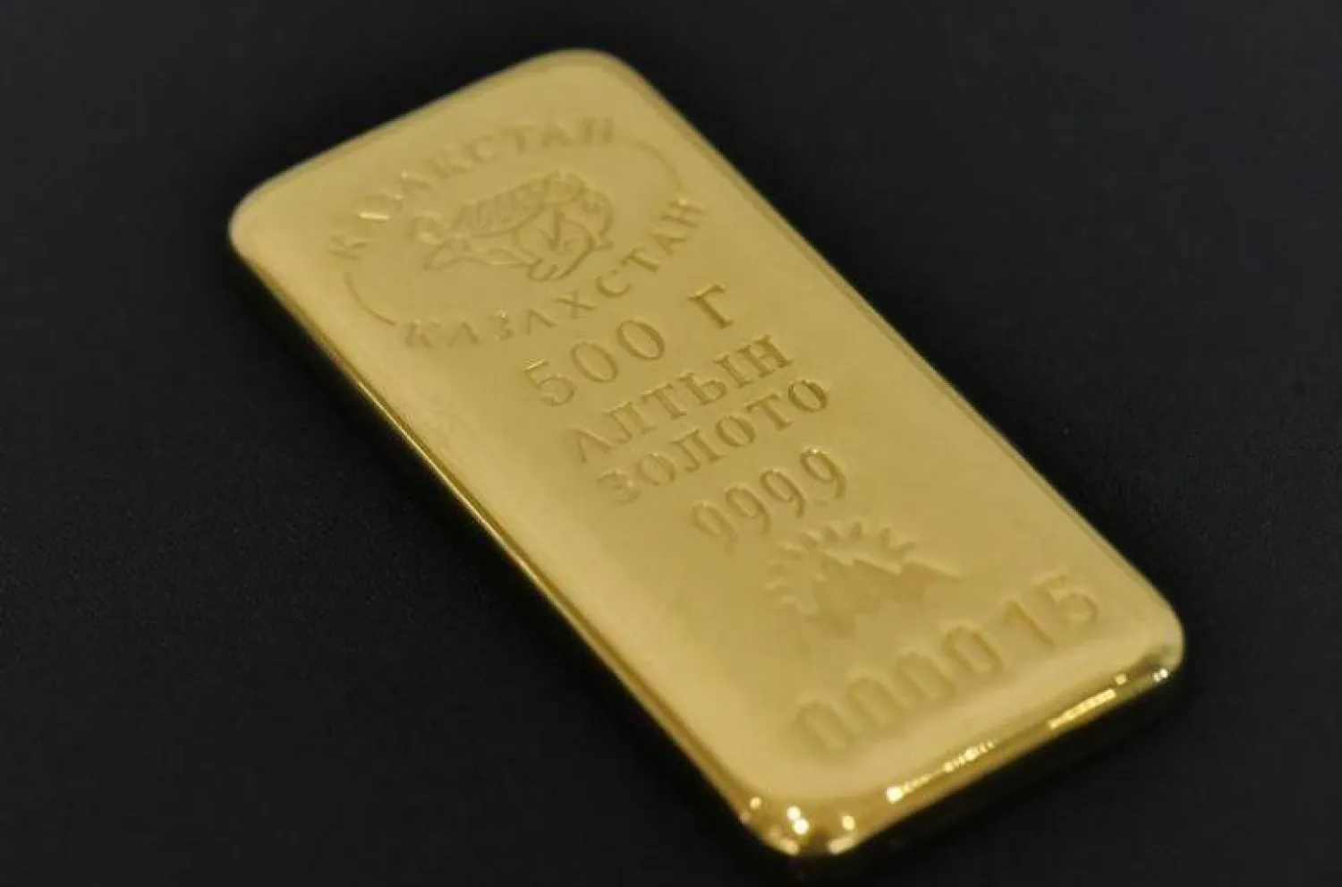 سبيكة من الذهب في كازاخستان (رويترز)