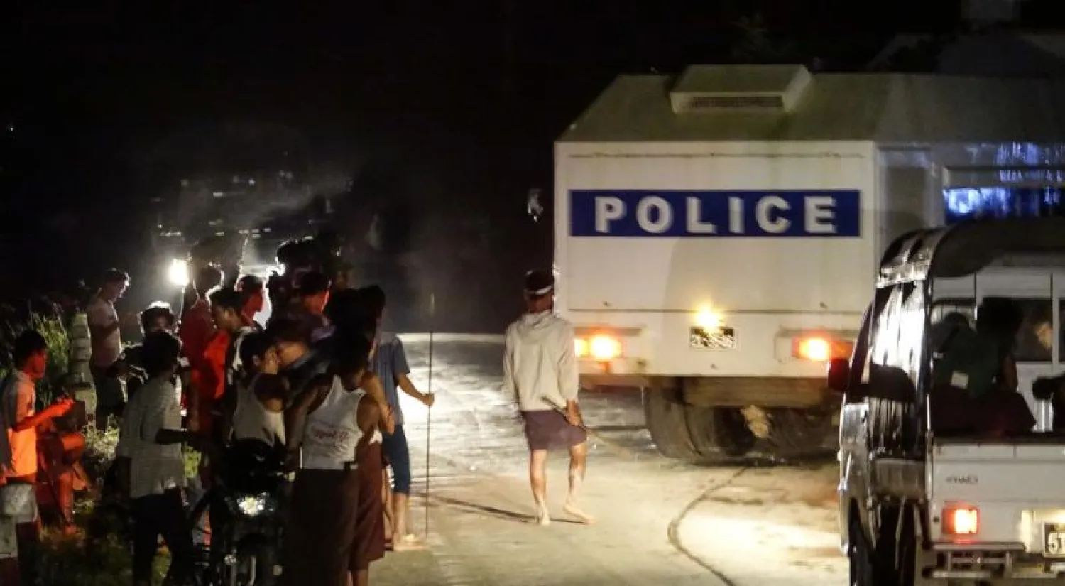 غاضبون أعاقوا قارباً يحمل مواد إغاثة من الصليب الأحمر للاجئي الروهينغا (إ.ب.أ)