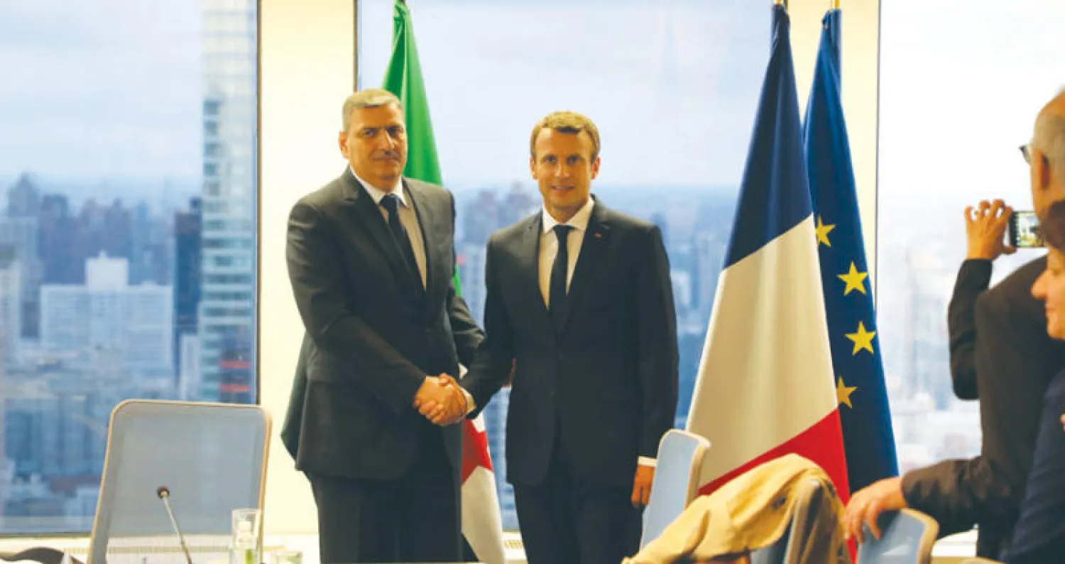 الرئيس الفرنسي إيمانويل ماكرون ورئيس الهيئة العليا للمفاوضات (السورية) رياض حجاب في مقر البعثة الفرنسية في الأمم المتحدة الاثنين الماضي (أ.ف.ب)
