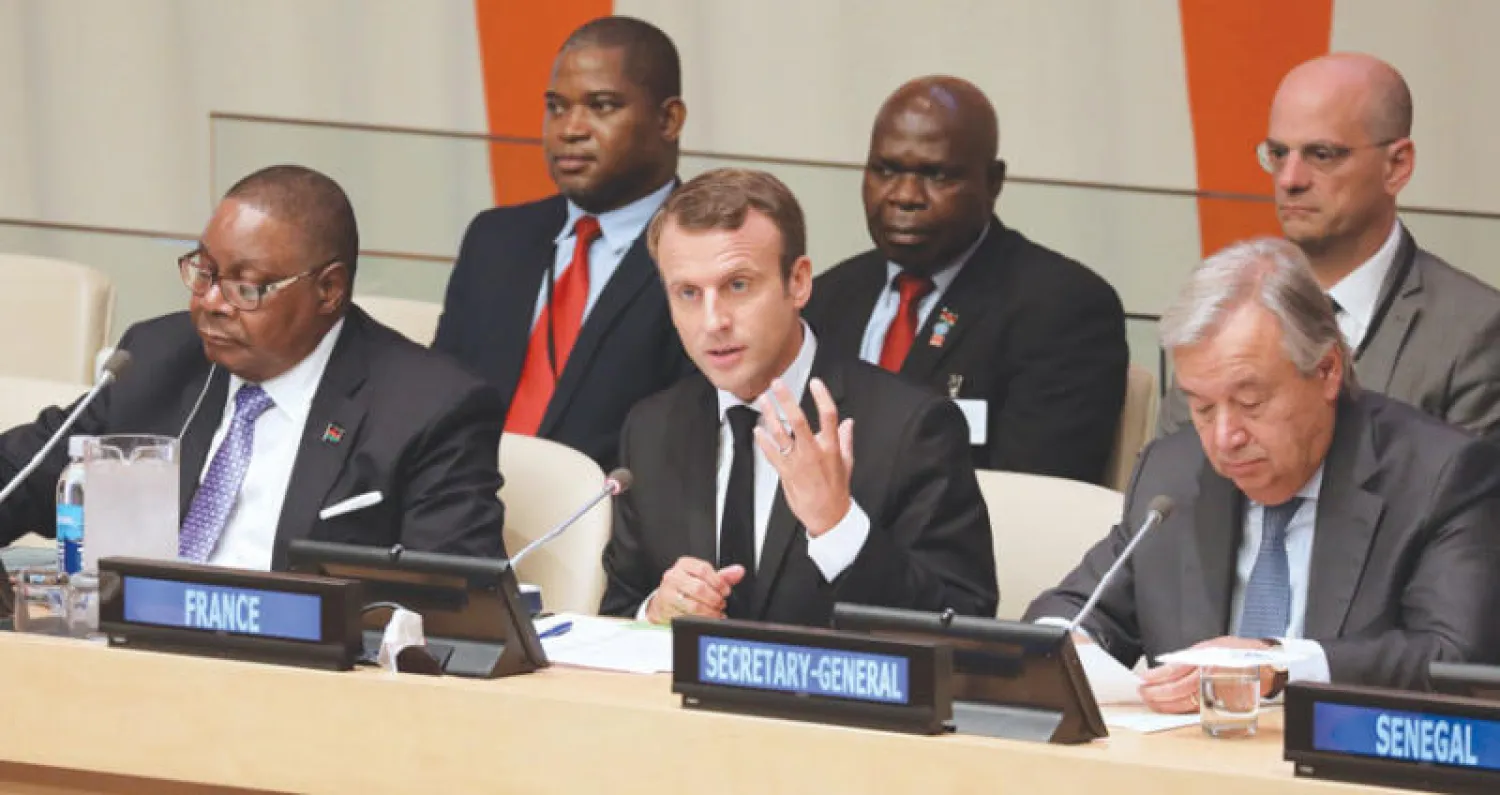 الرئيس الفرنسي يتوسط الأمين العام للأمم المتحدة ورئيس مالاوي خلال أحد اجتماعات الجمعية العامة أول من أمس (أ.ف.ب)