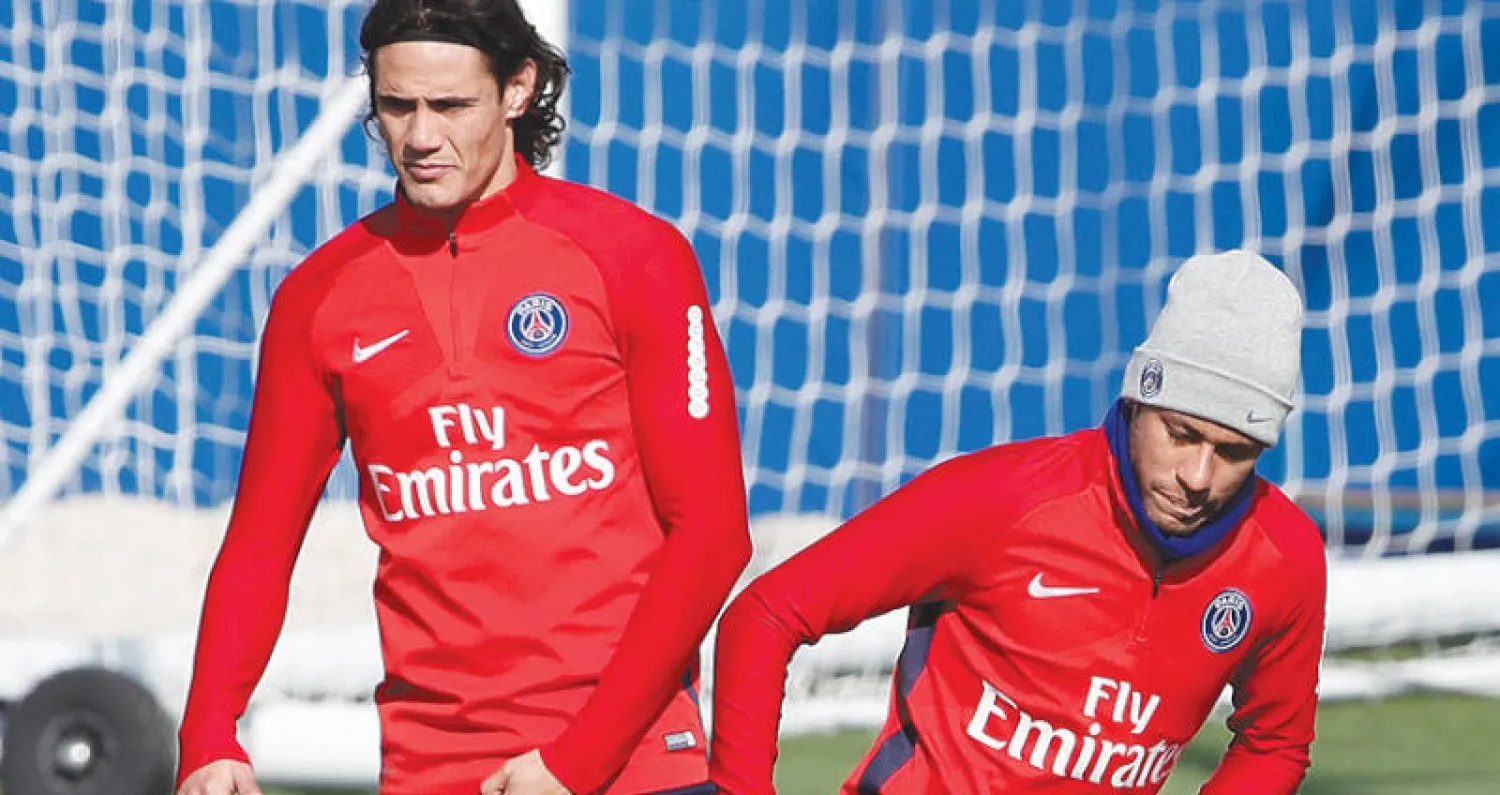 كافاني ونيمار في تدريبات سان جيرمان أمس (رويترز)