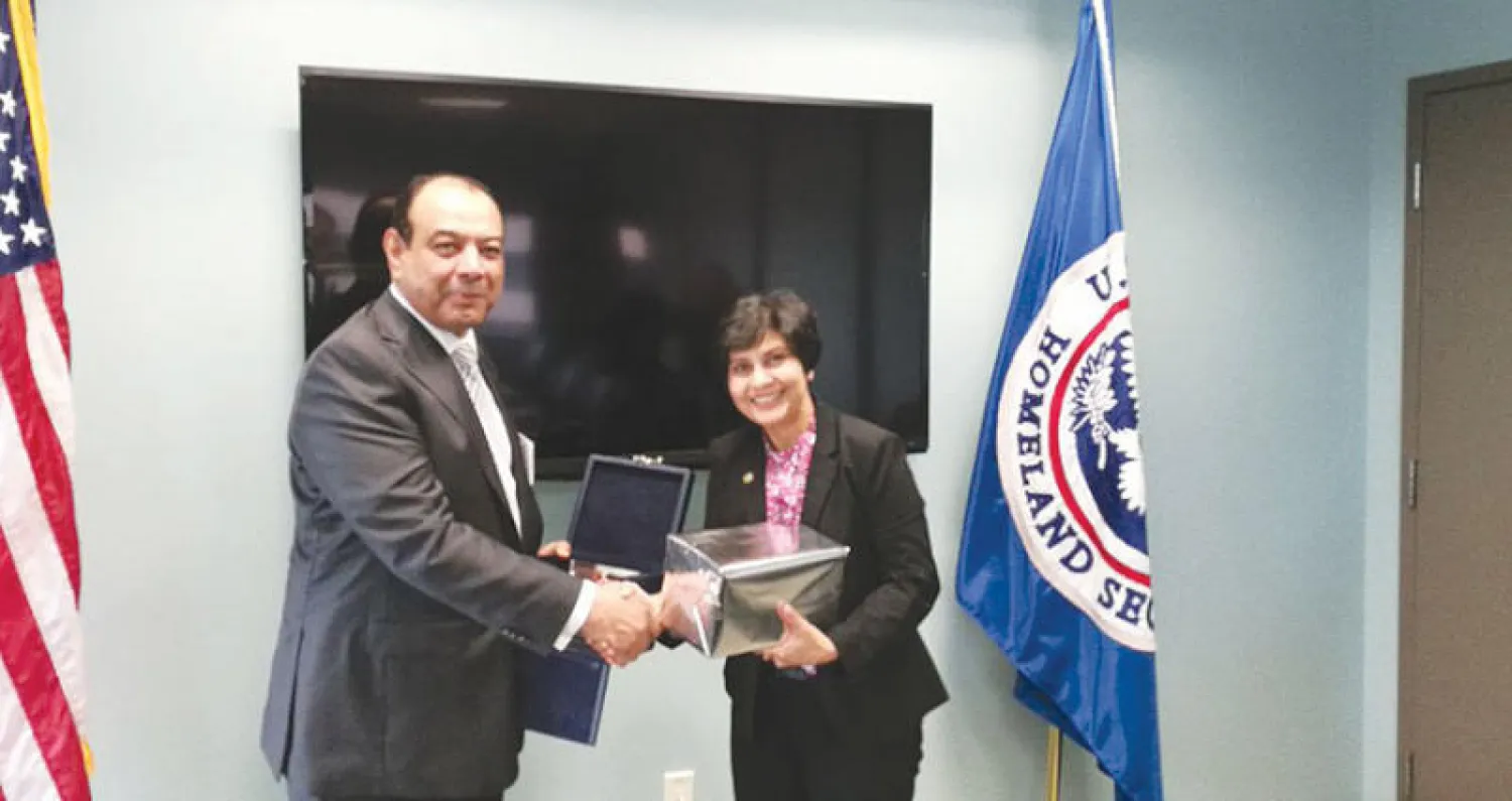 عبد الحكيم التميمي رئيس الهيئة العامة للطيران المدني السعودي مع الدكتورة هيوبان جواديا نائب مدير إدارة أمن النقل الأميركي («الشرق الأوسط»)