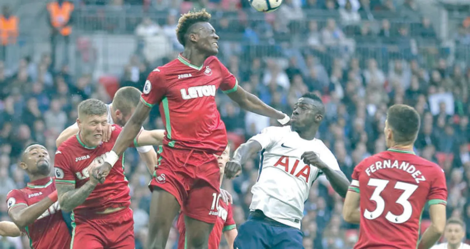 رأسية أبراهام تهدد مرمى توتنهام في الدوري الإنجليزي (أ.ف.ب)