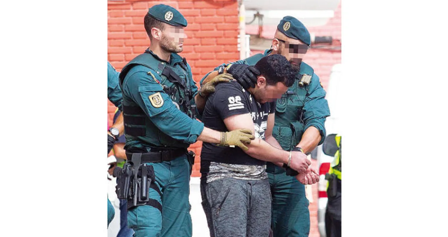 الحرس المدني الاسباني خلال توقيف مغربي في برشلونة امس يشتبه بمساعدته منفذي الاعتداءين الدمويين اللذين ارتُكبا في كتالونيا  في أغسطس الماضي عبر تحضير المتفجرات (إ ب أ)