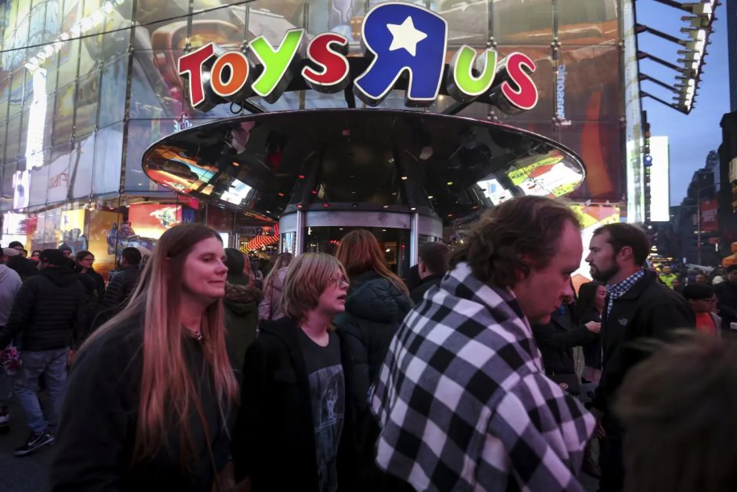 People walk past Toys R Us in Times Square the day after Christmas in the Manhattan borough of New York, U.S., December 26, 2015.  REUTERS/Carlo Allegri/File Photo