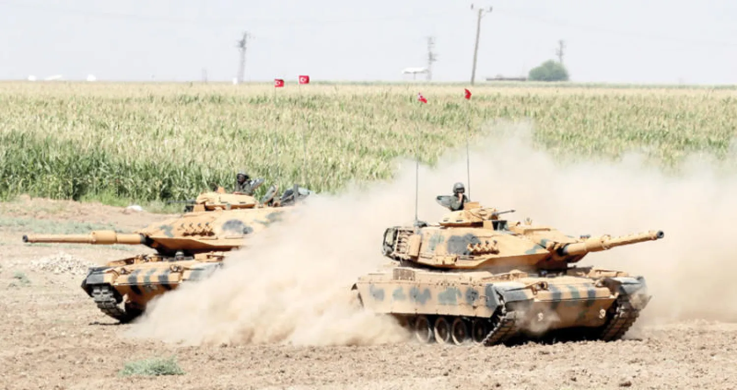 دبابتان تشاركان في مناورات للجيش التركي على الحدود مع العراق أمس. (إ.ب.أ)