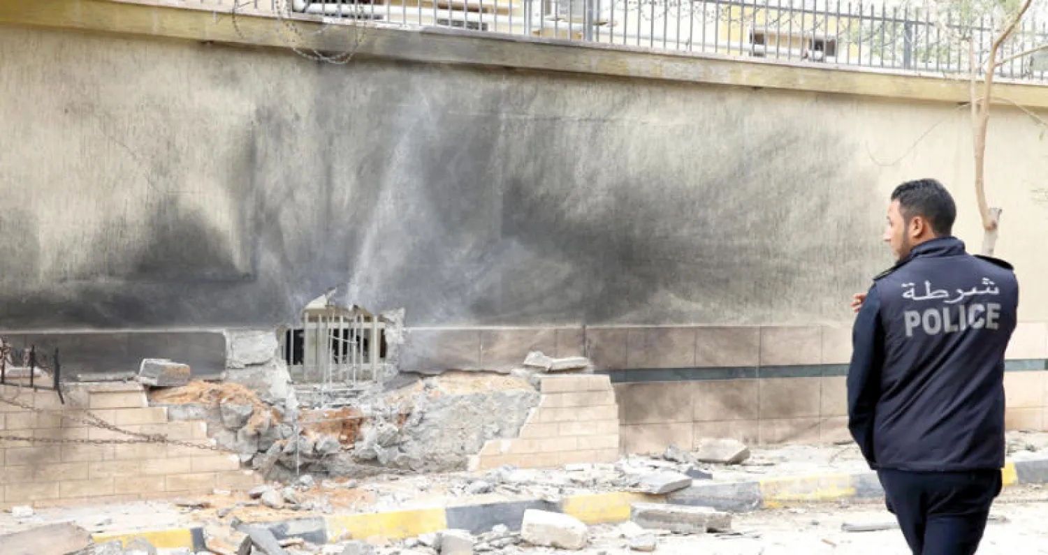 شرطي ليبي أمام السفارة الإسبانية في طرابلس التي تعرضت لتفجير في نيسان الماضي (غيتي)