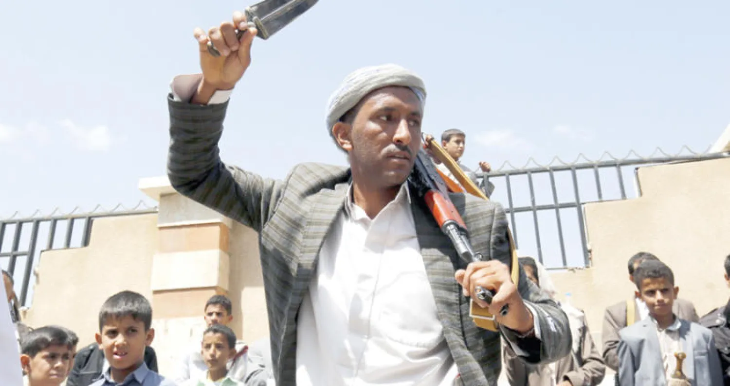 أحد أتباع الحوثي في استعراض أسلحة بالعاصمة صنعاء (إ.ب.أ)