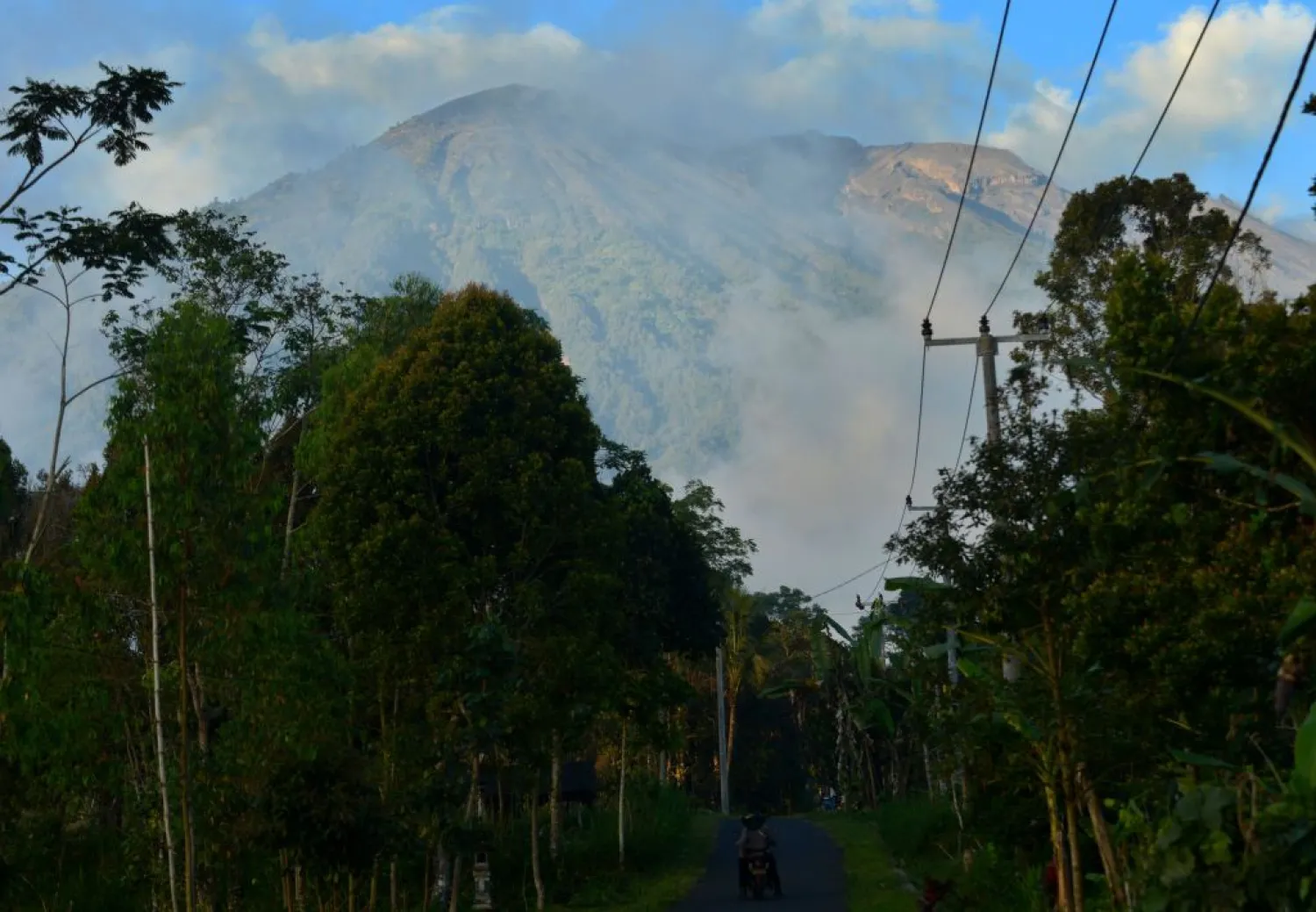 A general view shows Mount Agung from Karangasem on the Indonesian resort island of Bali on September 21, 2017. (SONNY TUMBELAKA/AFP/Getty Images)
