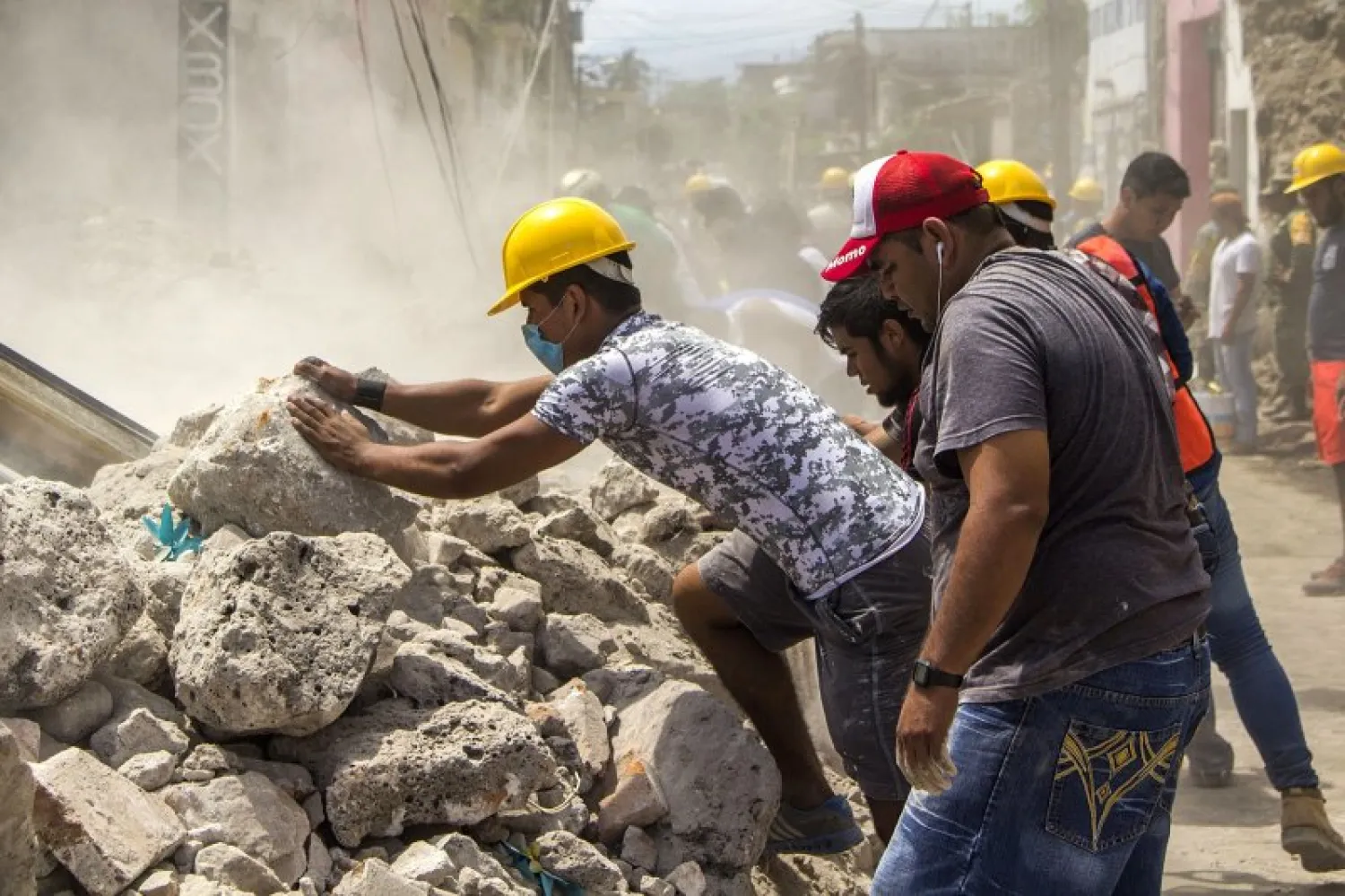 Volunteers clean the debris from damaged houses in Jojutla de Juarez on Sept. 20, 2017. (Credit: ENRIQUE CASTRO SANCHEZ/AFP/Getty Images) 