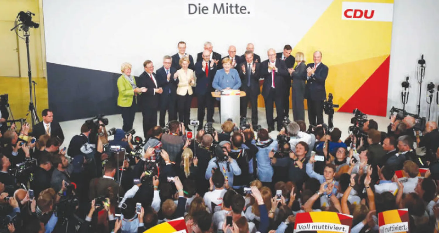 المستشارة الألمانية أنجيلا ميركل تخاطب أنصارها بعد صدور النتائج الأولية للانتخابات التشريعية في برلين أمس (رويترز)