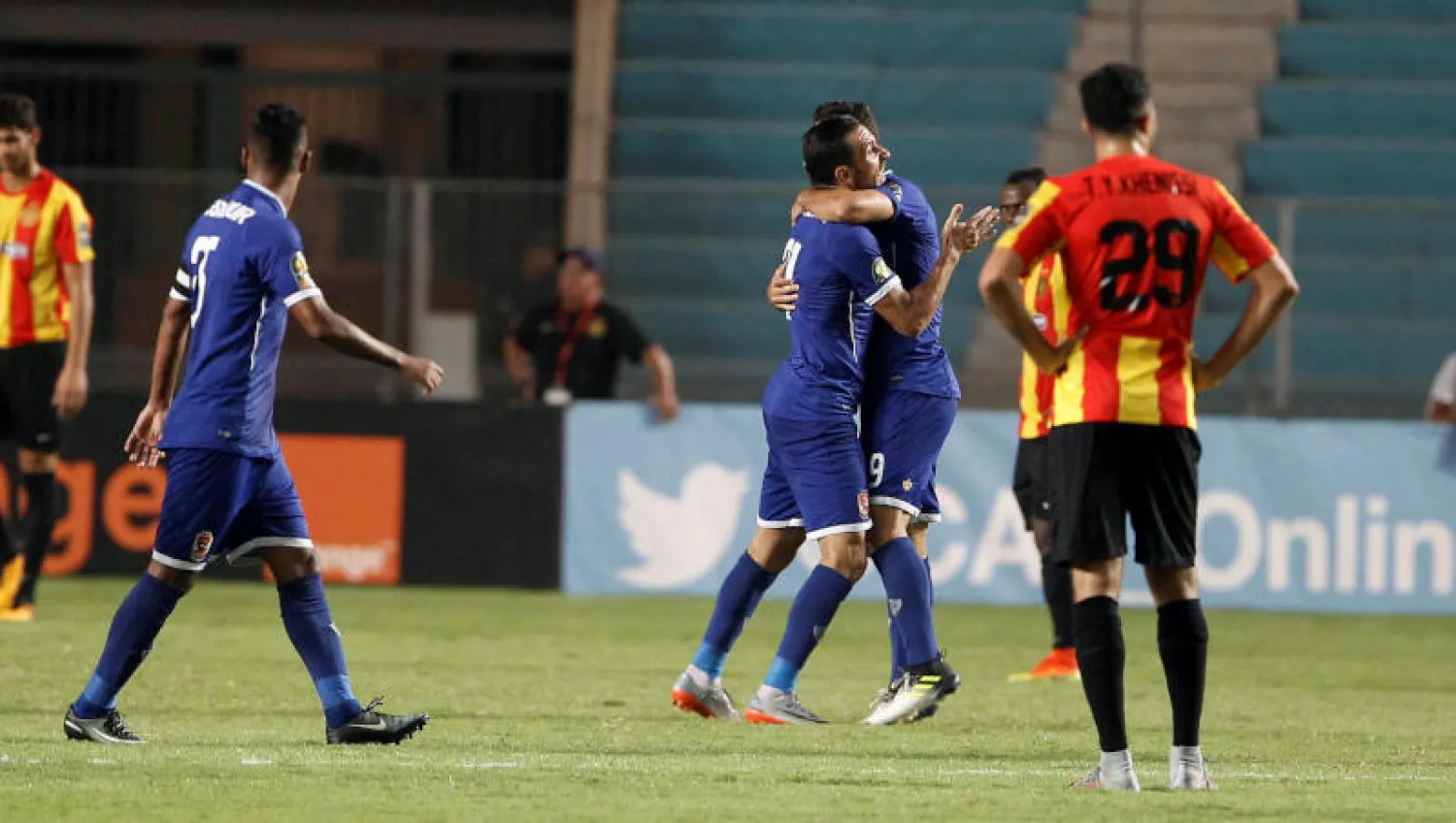 لاعبو الأهلي يحتفلون بالتسجيل في شباك الترجي التونسي (رويترز)