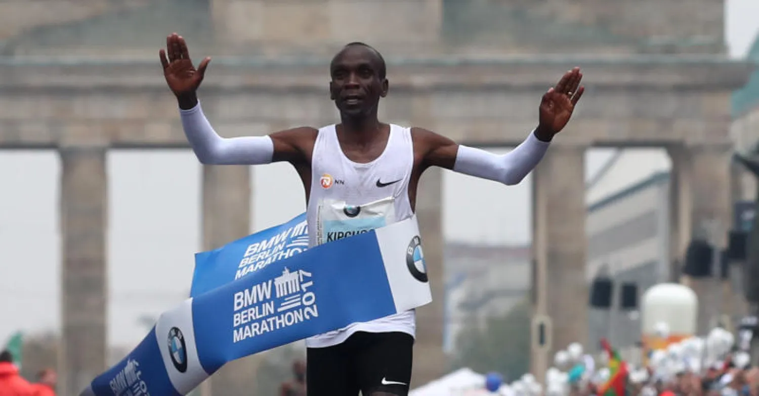 البطل الأولمبي الكيني إليود كيبتشوج (رويترز)