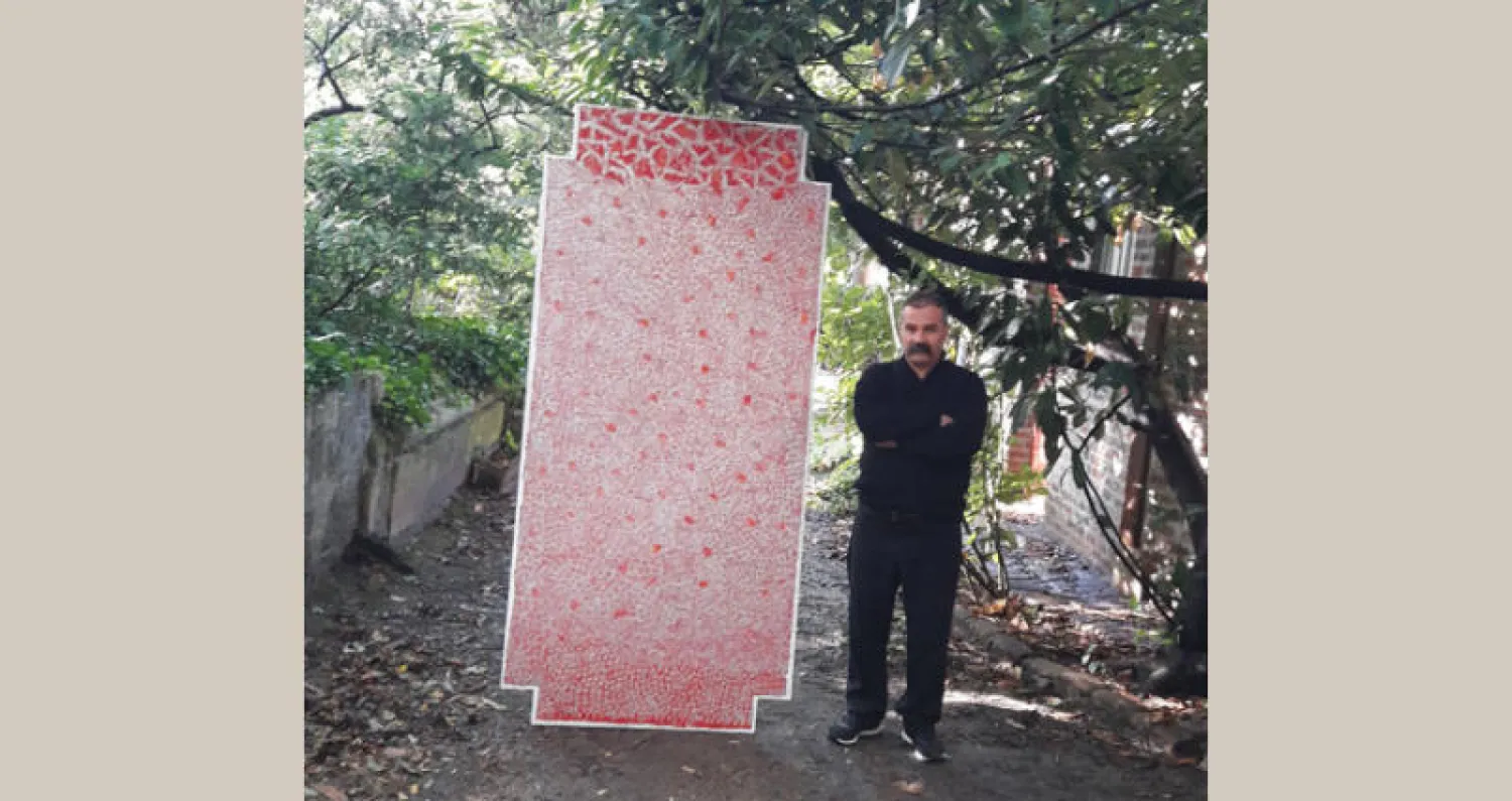 الفنان ولوحة من المعرض