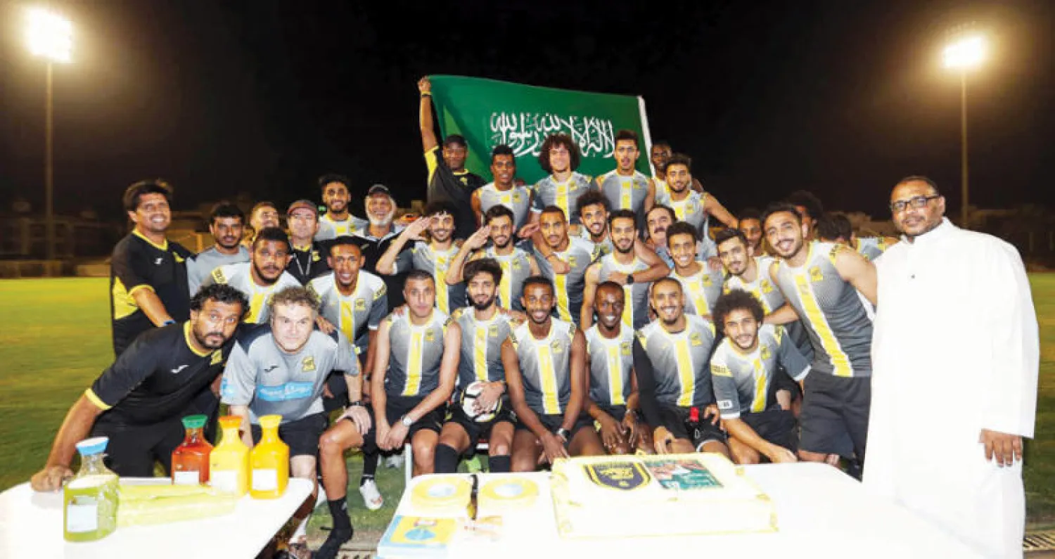 لاعبو الاتحاد خلال احتفالهم باليوم الوطني السعودي قبل انطلاقة التدريبات استعداداً لمواجهة التعاون (المركز الإعلامي لنادي الاتحاد)