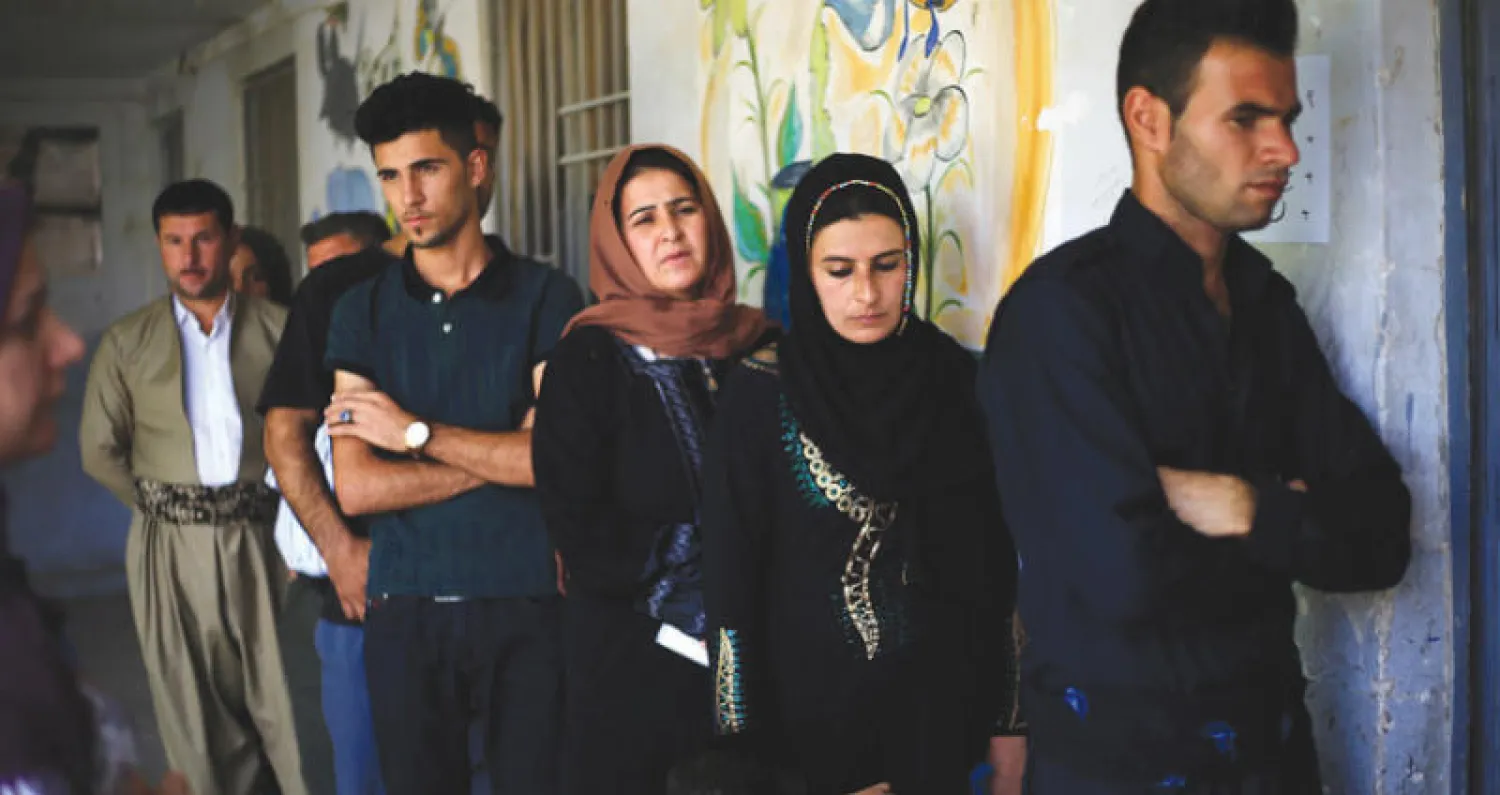 طابور أمام مركز اقتراع في كركوك أمس (رويترز)