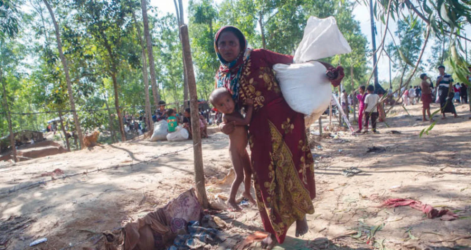 ما زال أفراد الروهينغا يفرون من قراهم خوفاً على حياتهم ويعبرون حدود بنغلاديش (إ.ب.أ)