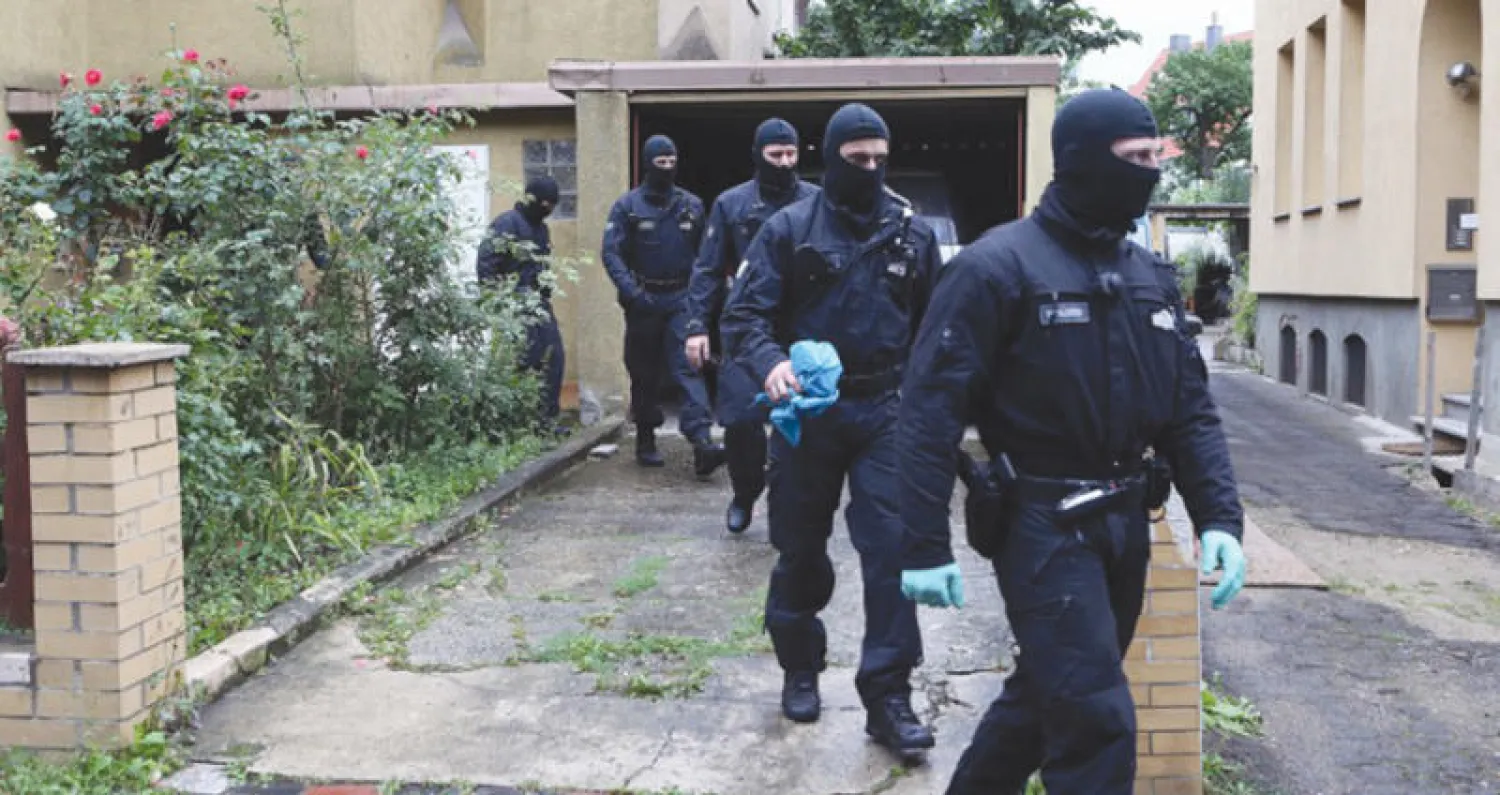 الشرطة الألمانية خلال حملة على «حلقة الناطقين بالألمانية» التي يقودها الداعية «أبو ولاء» في هلدسهايم (د.ب.أ)