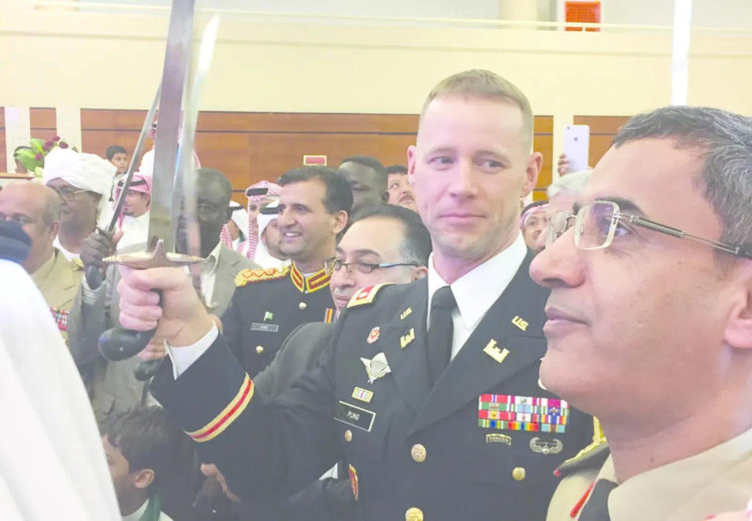 السفير علي بن حسن جعفر يخاطب ضيوفه