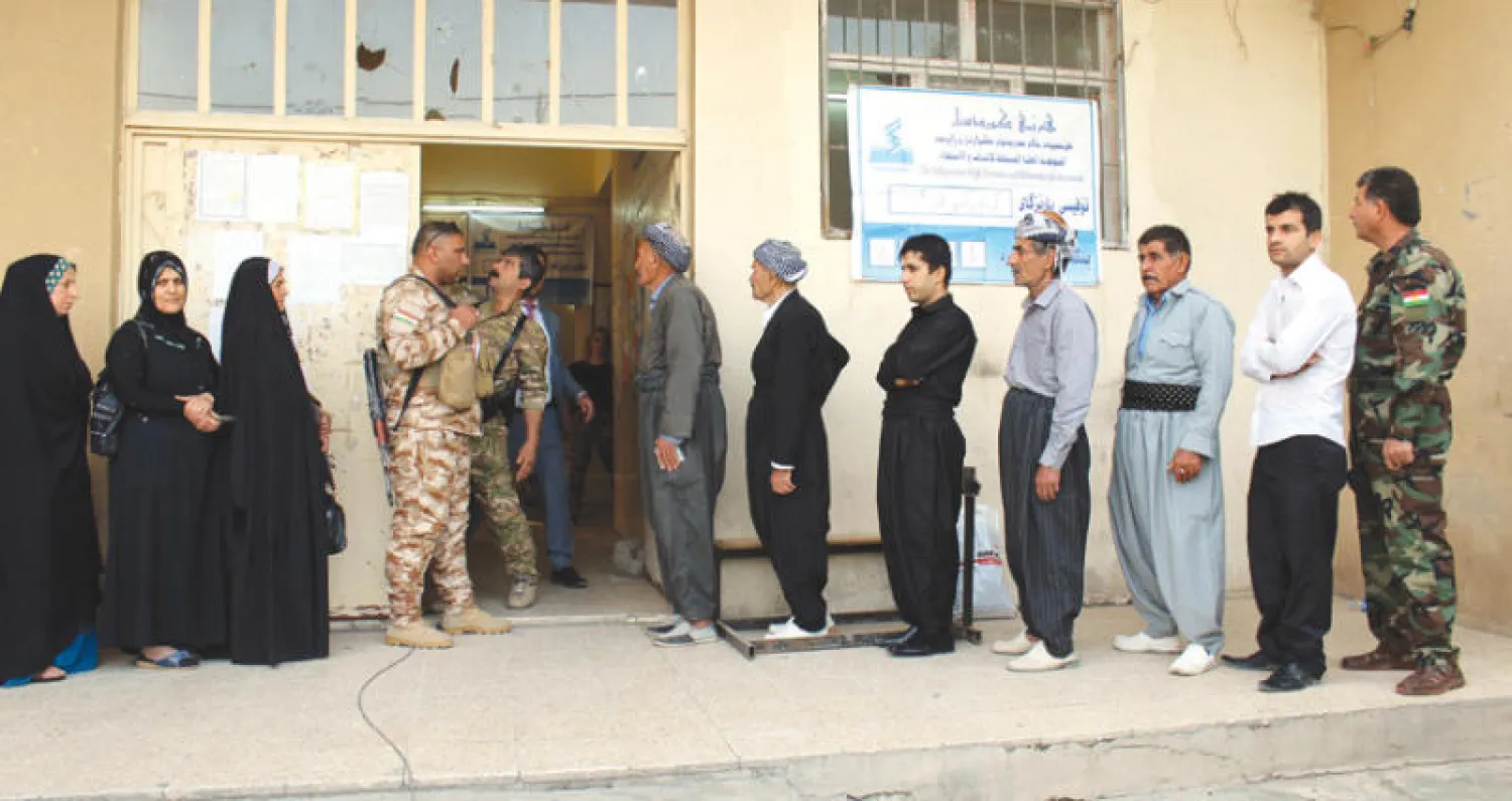 أكراد ينتظرون في طابور للتصويت في الاستفتاء بكركوك أمس (إ.ب.أ)